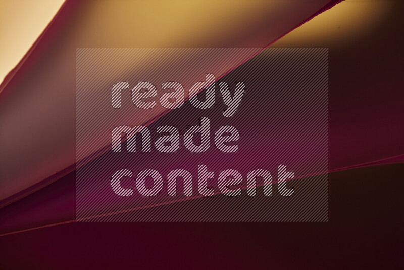 فن تجريدي يعرض منحنيات مع تدرجات الألوان الدافئة والباردة مكونه بضوء ملون