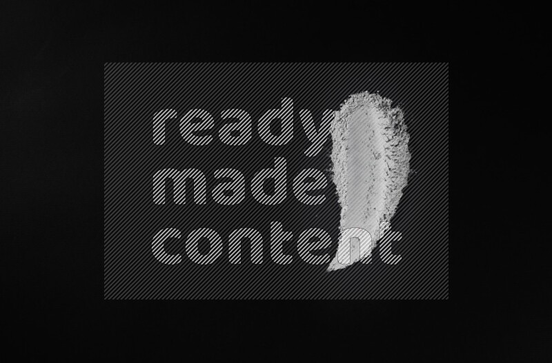 أشكال من المسحوق الأزرق علي خلفية سوداء