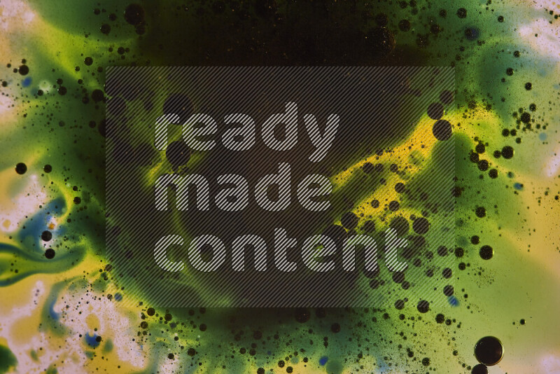 لقطات مقربة لقطرات ألوان مائية صفراء وزرقاء وخضراء على سطح الزيت على خلفية بيضاء