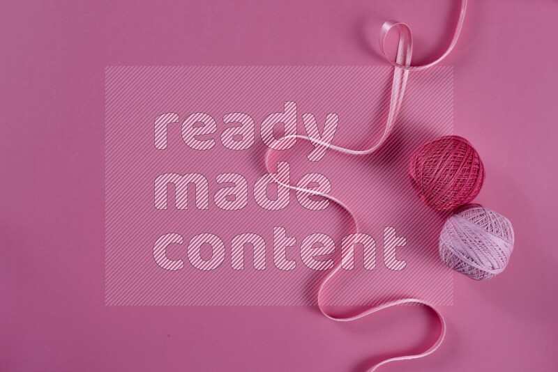 مجموعة من أدوات الخياطة والتفصيل زهرية اللون على خلفية زهرية