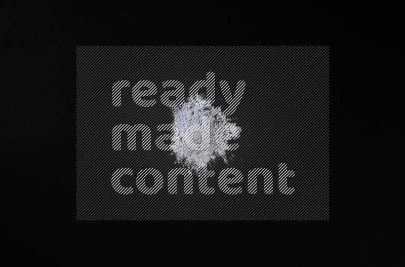 مسحوق أزرق على خلفية سوداء