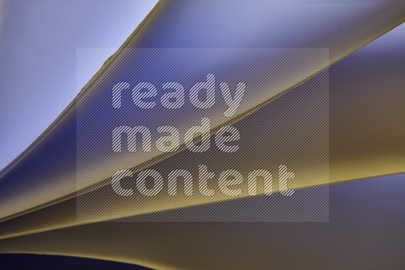 فن تجريدي يعرض منحنيات مع تدرجات الألوان الدافئة والباردة مكونه بضوء ملون