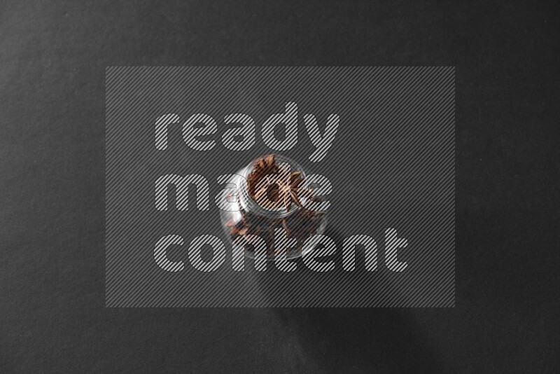 يانسون نجمي في وعاء زجاجي علي خلفية سوداء