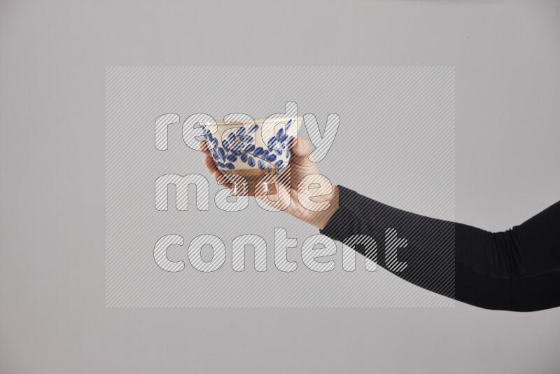 امرأة ترتدي عباءة سوداء تحمل أدوات فخارية مختلفة في أوضاع متعددة