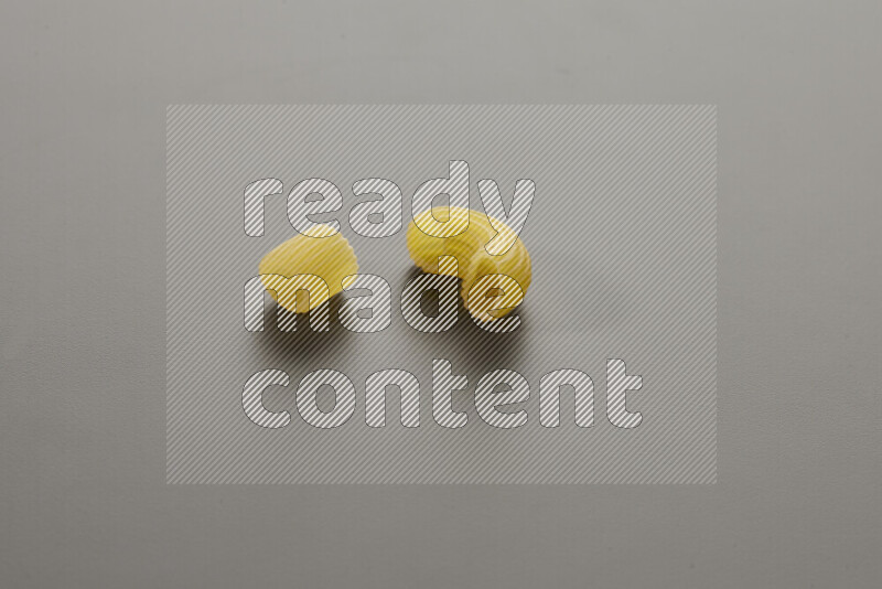 معكرونة خواتم مع أنواع أخري من المعكرونة علي خلفية رمادية