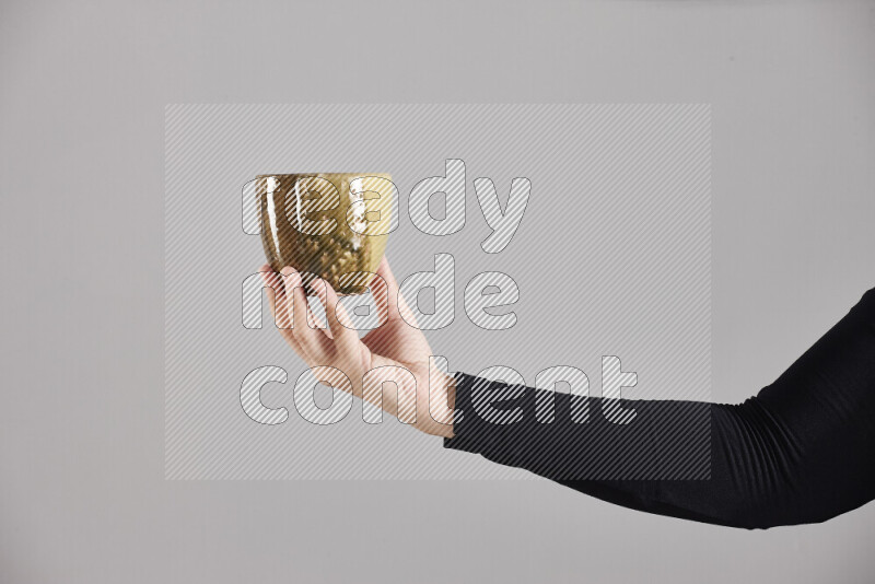 امرأة ترتدي عباءة سوداء تحمل أدوات فخارية مختلفة في أوضاع متعددة