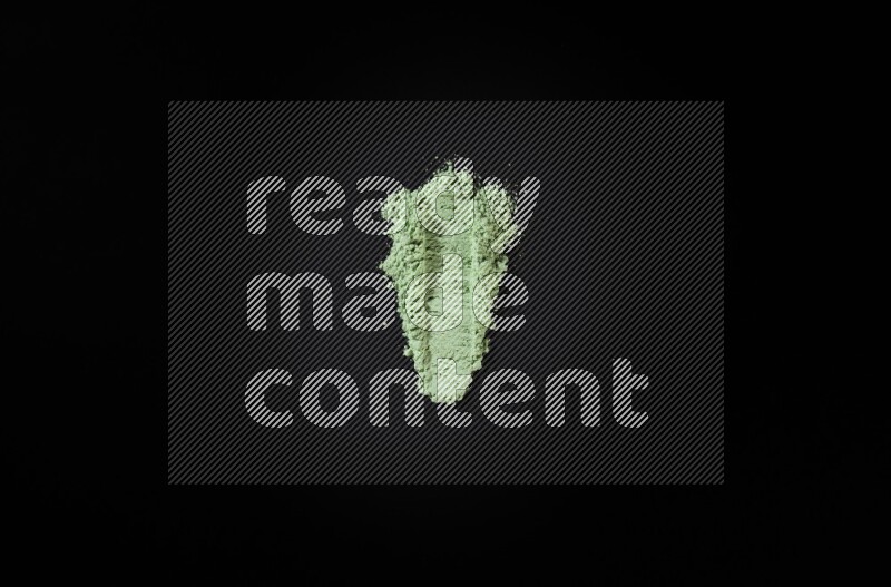 أشكال من المسحوق الأخضر علي خلفية سوداء