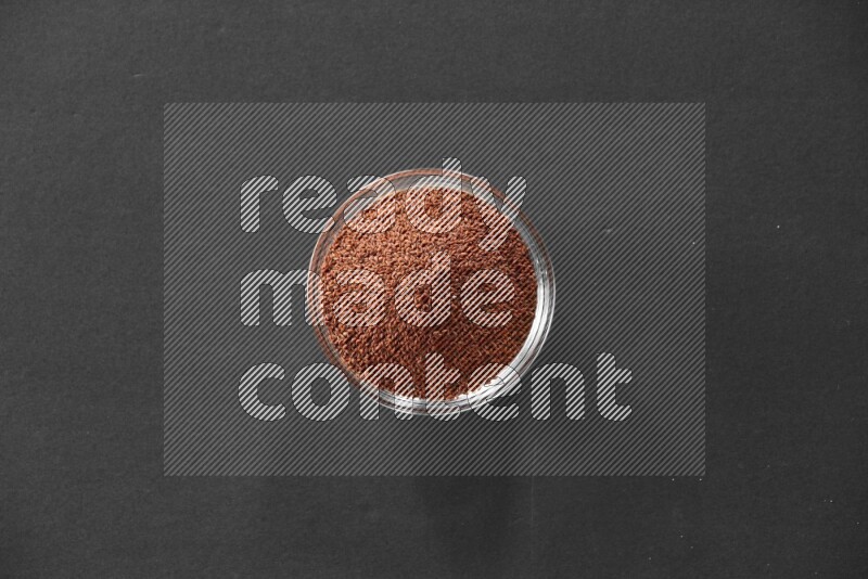 حب الرشاد في وعاء زجاجي علي خلفية سوداء