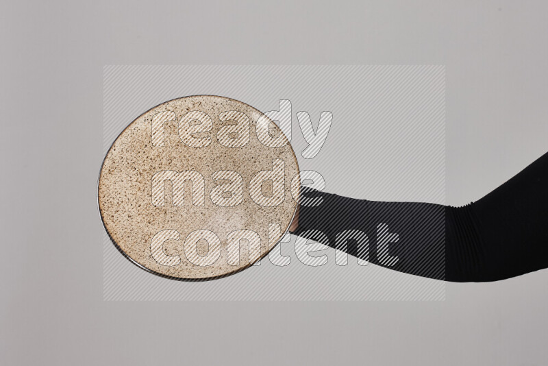 امرأة ترتدي عباءة سوداء تحمل أدوات فخارية مختلفة في أوضاع متعددة