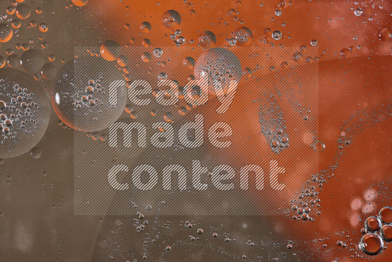 لقطات مقربة لفقاعات من الزيت على سطح الماء باللون البرتقالي والبني