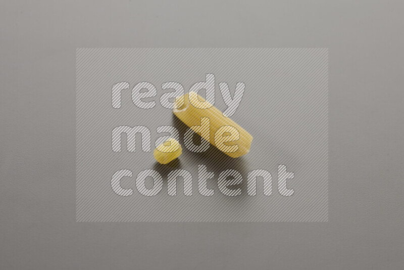 معكرونة مرمرية مع أنواع أخري من المعكرونة علي خلفية رمادية