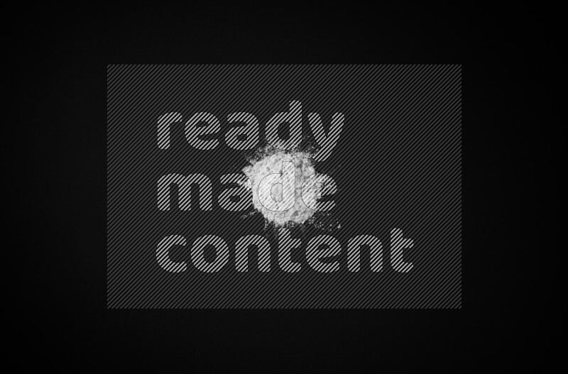 مسحوق أبيض على خلفية سوداء