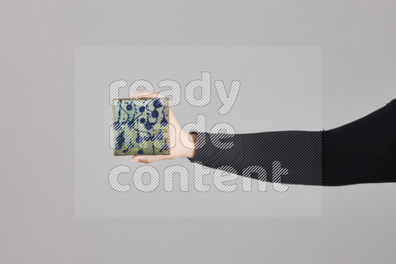 امرأة ترتدي عباءة سوداء تحمل أدوات فخارية مختلفة في أوضاع متعددة