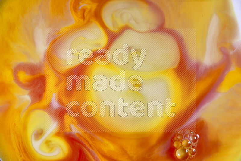 لقطة مقربة لأنماط دوامية باللون البرتقالي والأحمر والأبيض