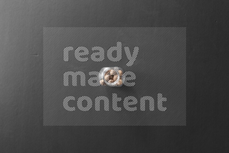 جوزة الطيب في وعاء زجاجي علي خلفية سوداء