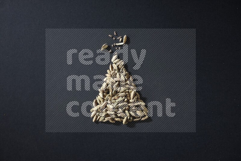 حبوب الهيل في شكل مثلث على خلفية سوداء