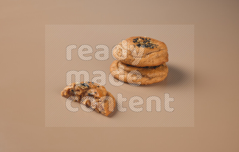 قطع من الكوكيز الحساوي بحشوة التمر وميزان بحبة البركة واليانسون