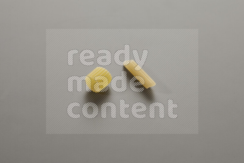 معكرونة خواتم مع أنواع أخري من المعكرونة علي خلفية رمادية