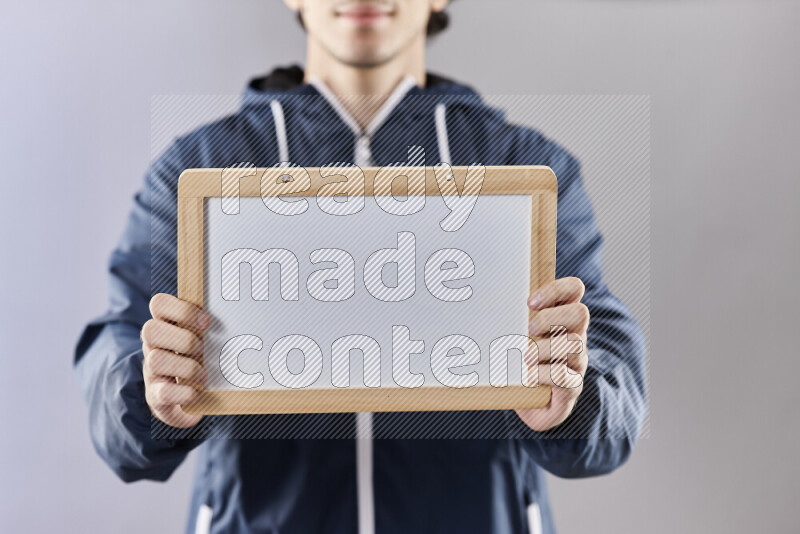 رجل يحمل كتب ولوح للكتابة في أوضاع متعددة (العودة إلى المدرسة)