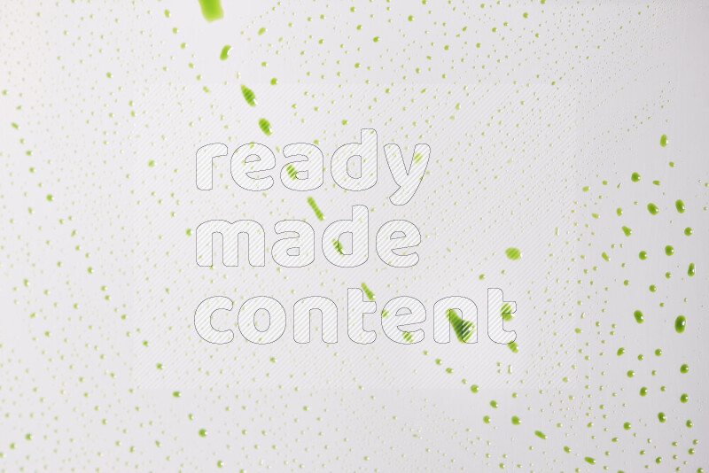 لقطات مقربة لقطرات من اللون الأخضر على الخلفية