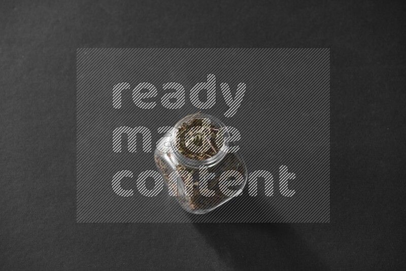 ريحان في وعاء زجاجي علي خلفية سوداء