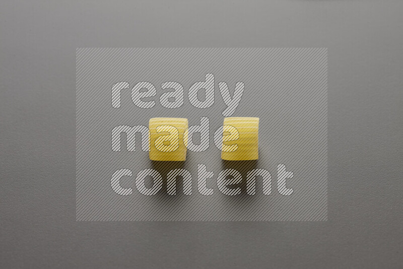 معكرونة خواتم علي خلفية رمادية