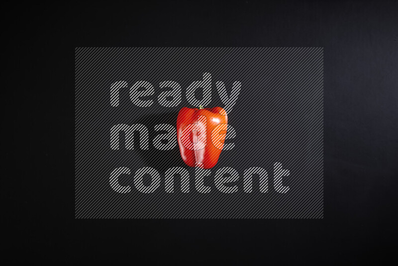 فلفل أحمر حلو علي خلفية سوداء