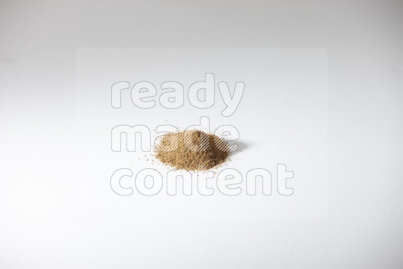 بودرة الكمون علي خلفية بيضاء