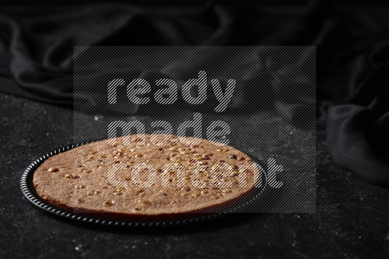 بسبوسة في أطباق مختلفه علي خلفية سوداء خشبية