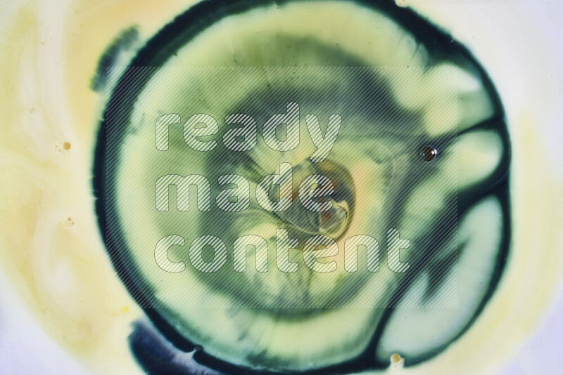 لقطة مقربة لأنماط دوامية باللون الأصفر والأخضر