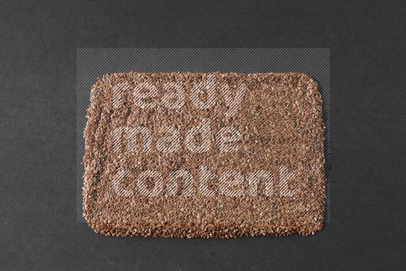 حبوب بذر الكتان تملأ الخلفية على أرضية سوداء