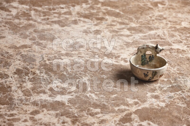 حامل صابون فخاري على خلفية رخام بيج