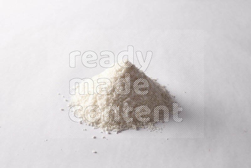 جوز هند مجفف على خلفية بيضاء