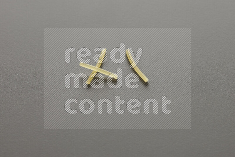 شعيرية علي خلفية رمادية