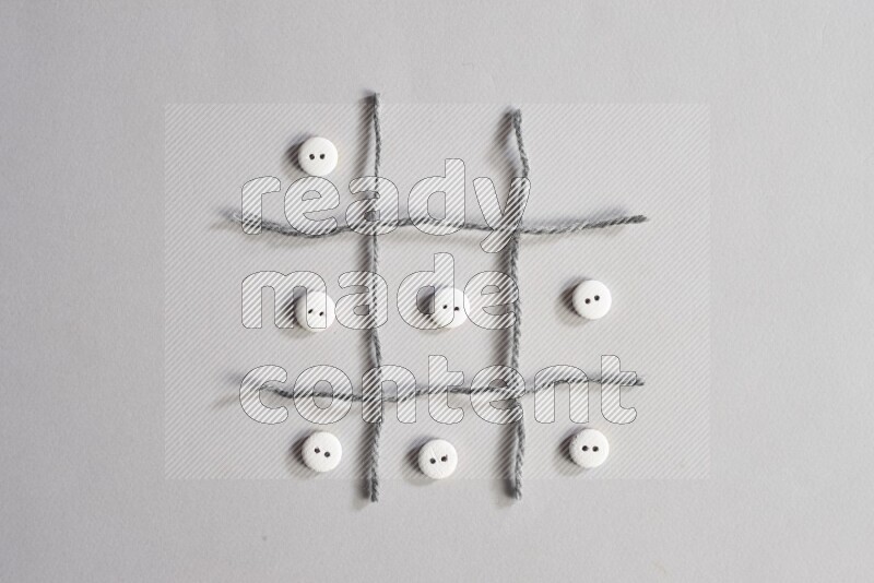 أزرار بيضاء موضوعة علي خلفية رمادية