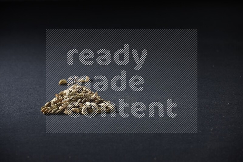 حبوب الهيل في شكل مثلث على خلفية سوداء