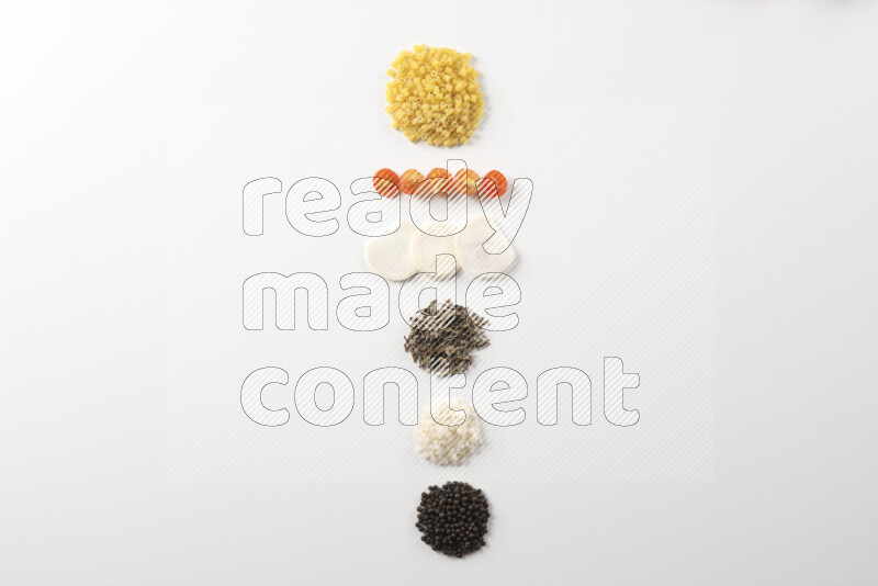 مكونات وصفة المعكرونة بالصلصة الحمراء على خلفية بيضاء