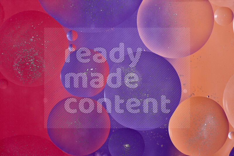 لقطات مقربة لفقاعات من الزيت على سطح الماء باللون الأحمر والبرتقالي والأرجواني