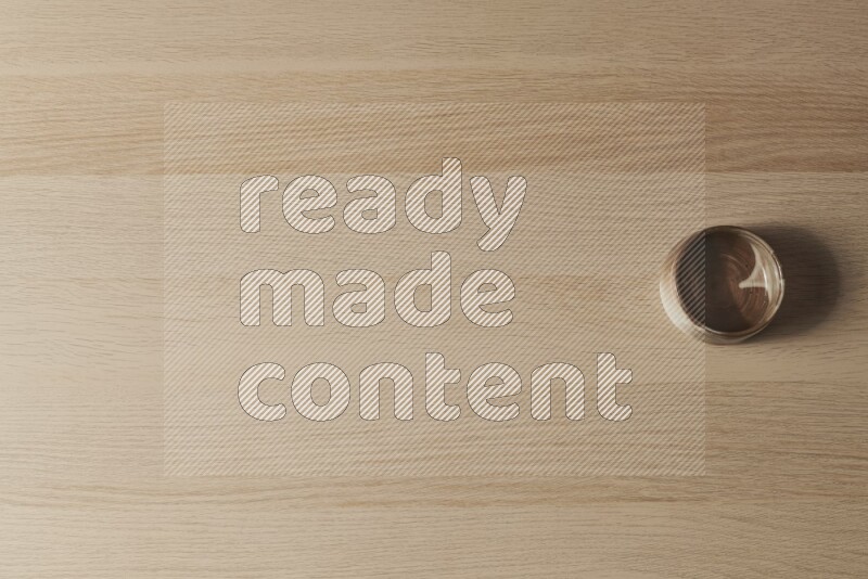 وعاء فخاري بني على خلفية خشبية فاتحة