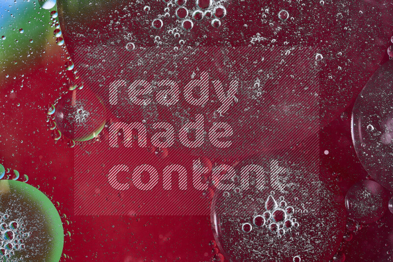 لقطات مقربة لفقاعات من الزيت على سطح الماء باللون الأحمر والأخضر والأزرق