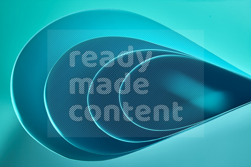 فن تجريدي لورق مطوي على شكل منحنيات ناعمة بتدرجات اللون الأزرق