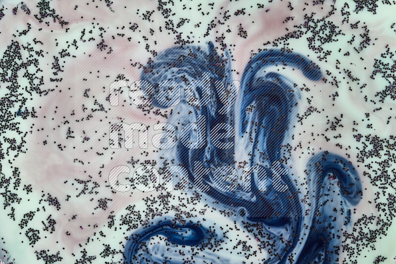 لقطة مقربة لبريق أرجواني متلألئ منتشر على خلفية من اللون الأخضر والأحمر والأزرق في حركات دائرية