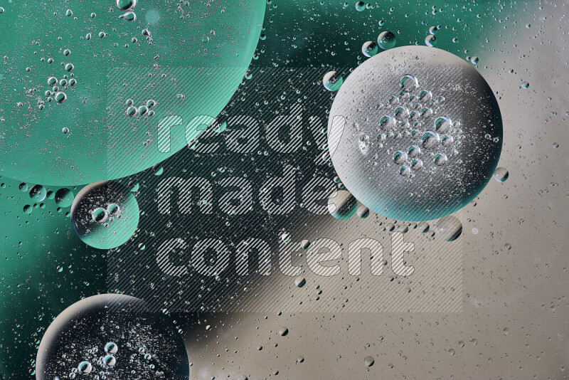 لقطات مقربة لفقاعات من الزيت على سطح الماء باللون الأخضر والبني