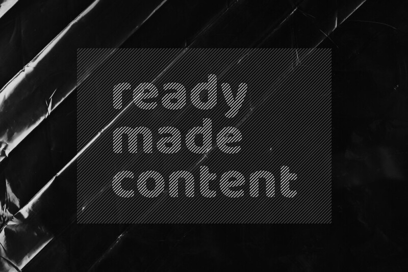 تظهر الصورة سطح من البلاستيك علي خلفية داكنة