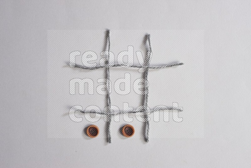 أزرار خشبية موضوعة علي خلفية رمادية