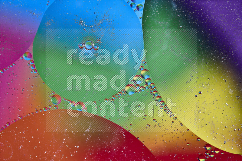 لقطات مقربة لفقاعات من الزيت على سطح الماء بألوان متنوعة