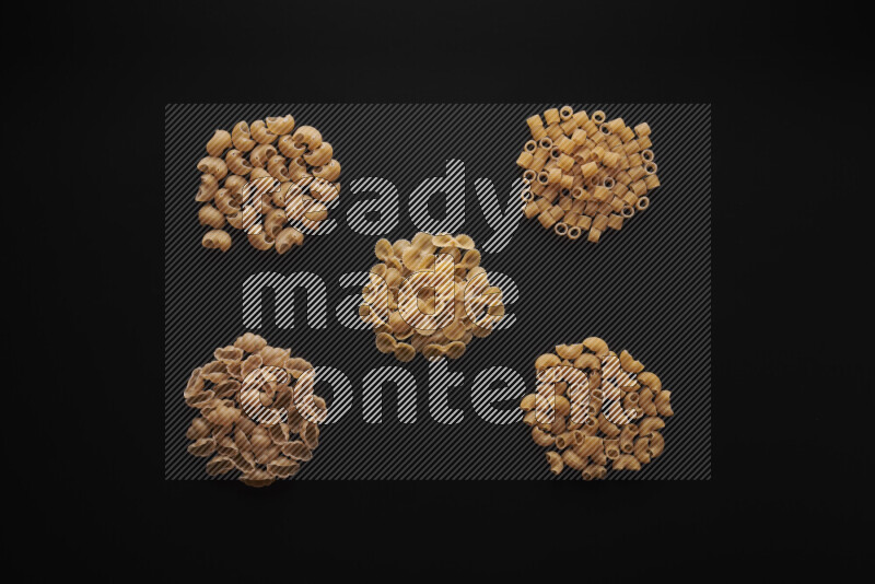 أنواع مختلفة من المعكرونة علي خلفية سوداء