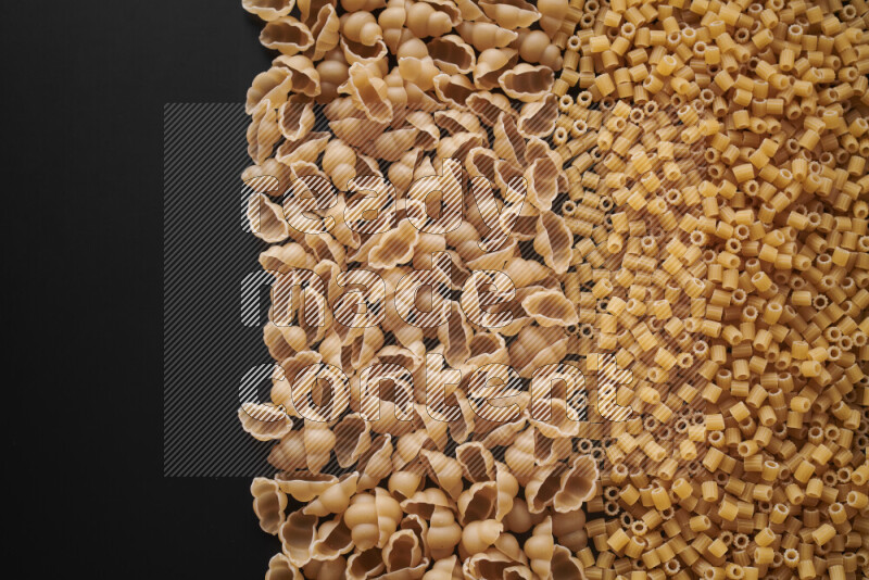 أنواع مختلفة من المعكرونة علي خلفية سوداء