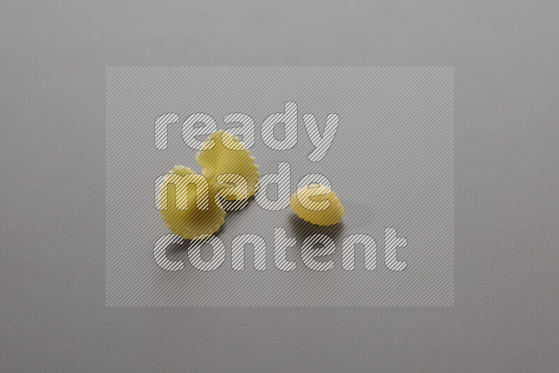 معكرونة فيونكة مع أنواع أخري من المعكرونة علي خلفية رمادية