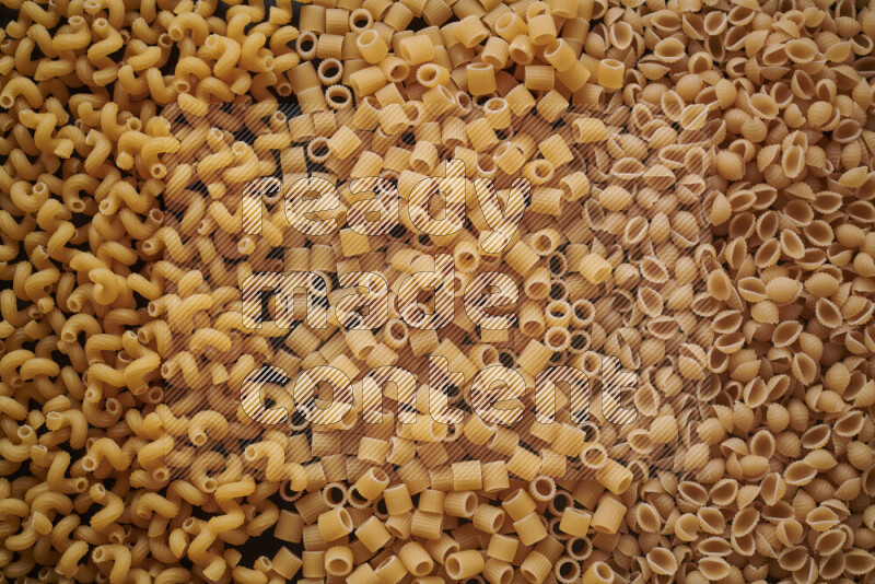 3 انواع معكرونة علي الخلفية كاملة